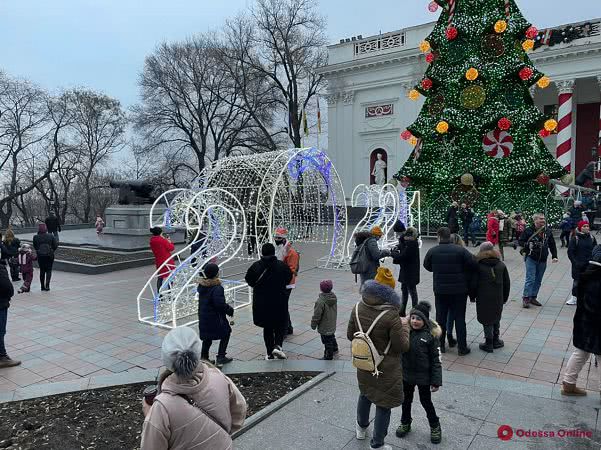 Здание Одесской мэрии украшают к новогодним праздникам (фотофакт)