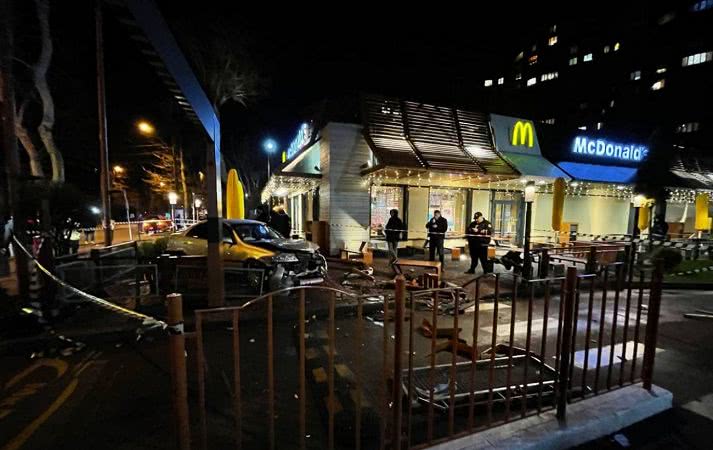 В Одессе автомобиль въехал на террасу McDonald’s, есть пострадавшие