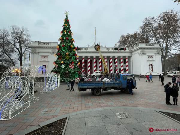 Здание Одесской мэрии украшают к новогодним праздникам (фотофакт)