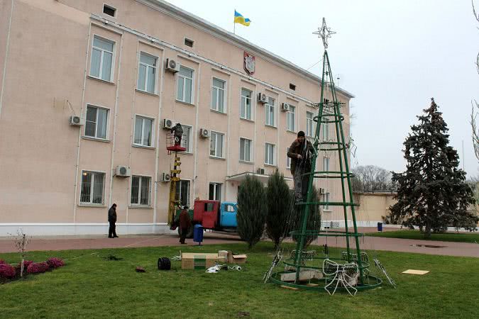 Главную ёлку города устанавливают в Белгороде-Днестровском