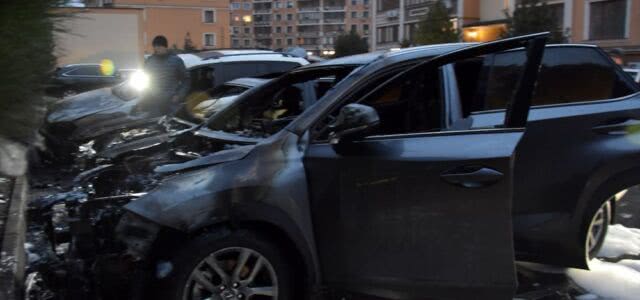 Утром на Маршала Говорова подожгли сразу три автомобиля