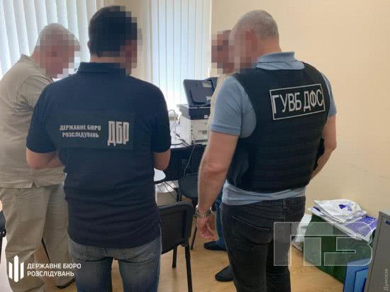 Черноморского таможенника обвиняют в незаконном вывозе из страны семи внедорожников