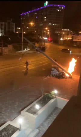 В районе 10-й станции Большого Фонтана легковушка врезалась в столб и загорелась (видео)