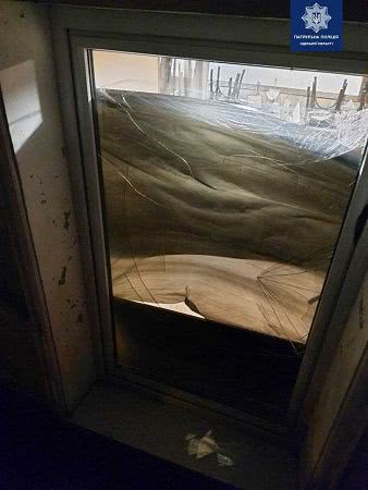Ночью в центре Одессы двое мужчин крушили автомобили и витрины магазинов. Фото
