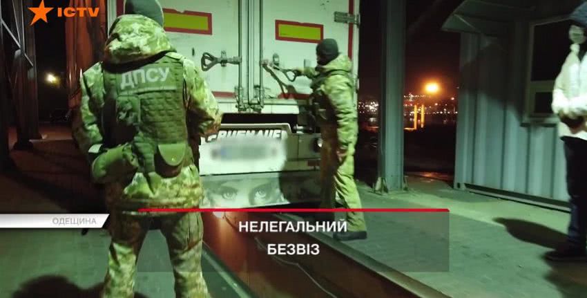 На Одещині прикордонники знайшли у вантажному відсіку нелегалів, які прямували до Німеччини (відео)