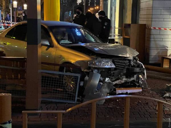 Авто протаранило McDonald’s на проспекте Шевченко в Одессе, есть пострадавшие