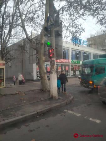 На Академика Филатова столкнулись грузовик и мотоцикл