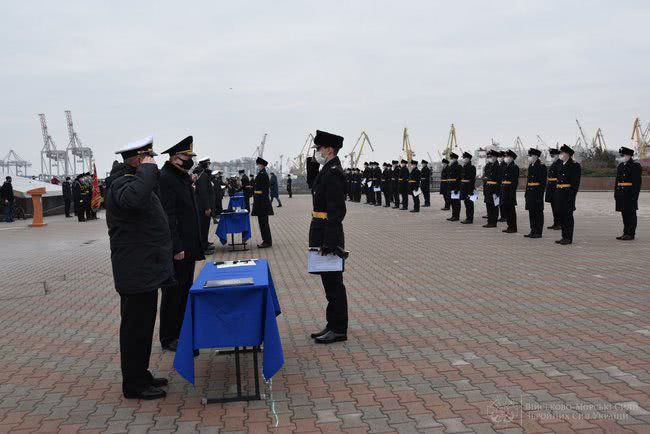 В Одессе 45 курсантов Института ВМС Украины получили офицерские погоны и кортики 11