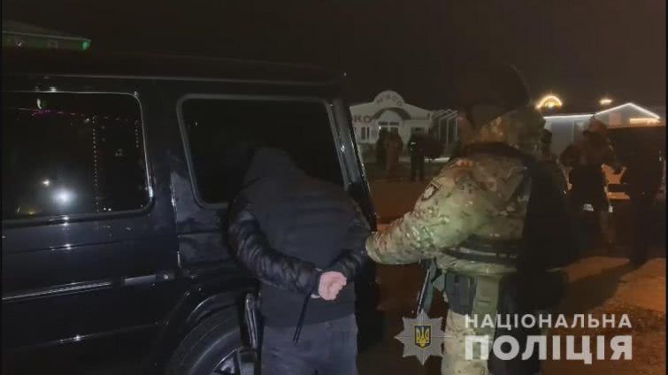 В Одессе задержали криминального «авторитета» с огнестрелом (фото, видео)