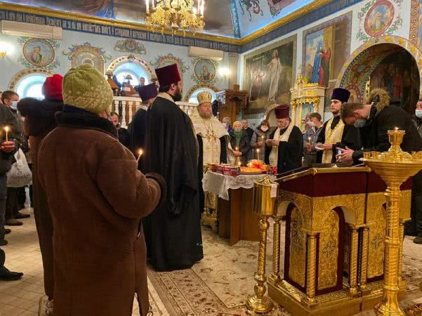 В Одессе священник совершил панихиду для бездомных и призвал увидеть в каждом из них образ божий