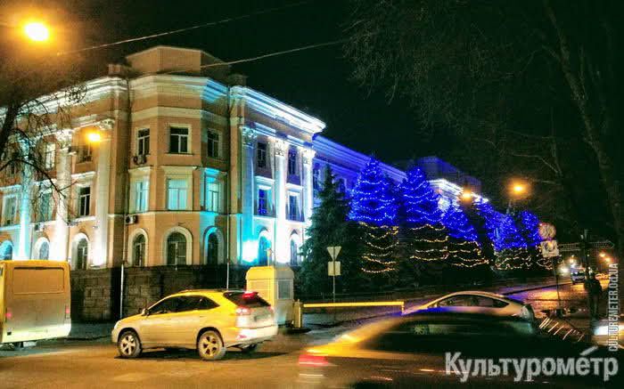 Елки перед зданием СБУ в Одессе украсили гирляндами патриотических цветов
