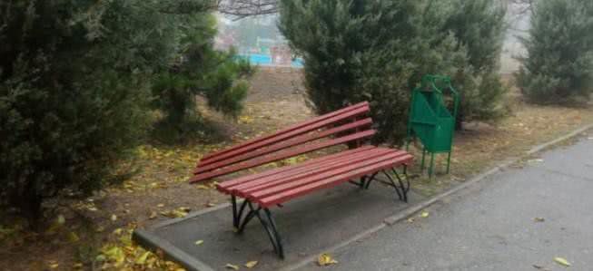 Поломанные скамейки в Черноморске становятся закономерностью