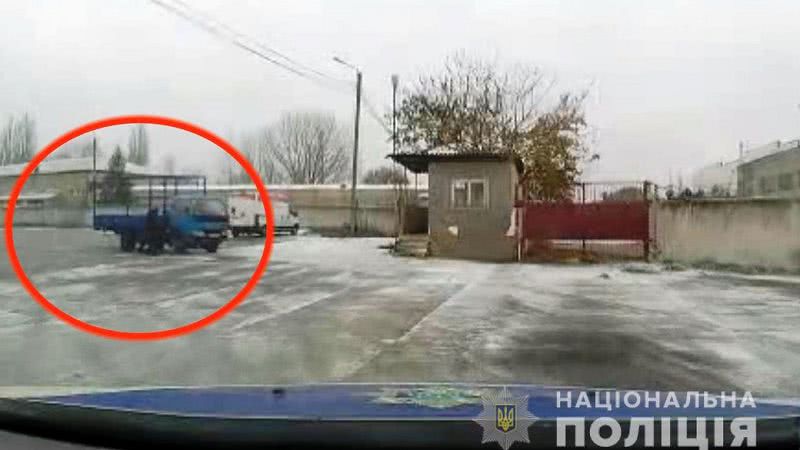 В Одеській області зі стріляниною затримали чоловіка, який ледь не збив копів