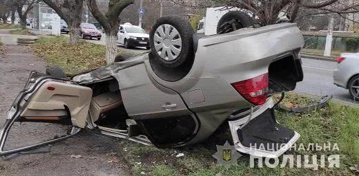 В результате ДТП на Люстдорфской дороге иномарка перевернулась и вылетела на тротуар (фото)