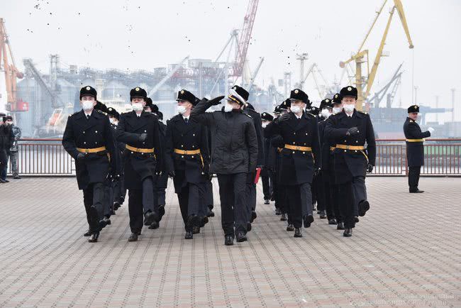 В Одессе 45 курсантов Института ВМС Украины получили офицерские погоны и кортики 20