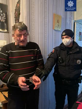 Патрульные задержали 64-летнего мужчину по подозрению в убийстве сына на поселке Котовского (фото)