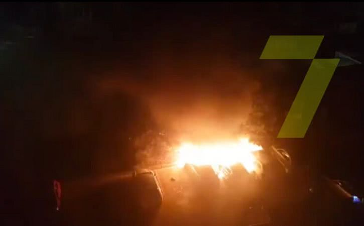 Три авто сгорели сегодня ночью во дворе на Говорова (фото)