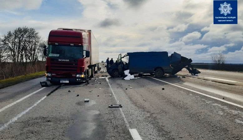 ДТП в Одеській області — на трасі мікроавтобус врізався у вантажівку