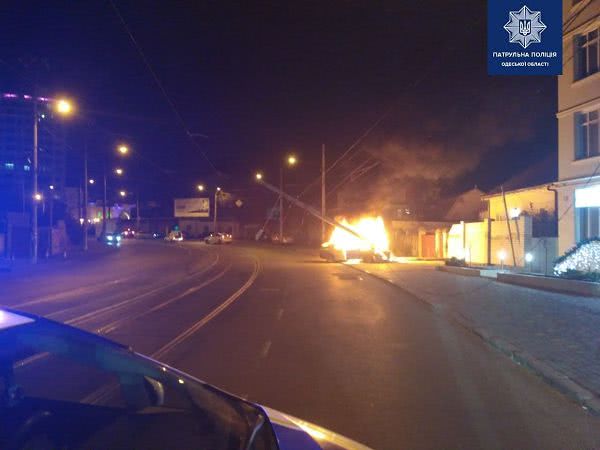 В Одесі авто врізалося у стовп і повністю загорілося: з’явилося фото