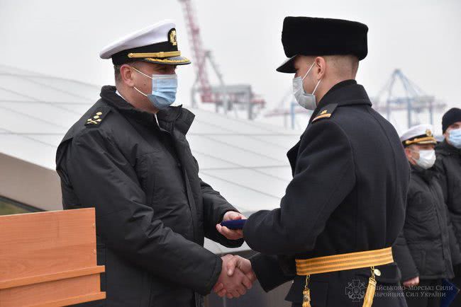 В Одессе 45 курсантов Института ВМС Украины получили офицерские погоны и кортики 05