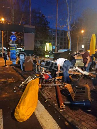 На проспекте Шевченко нетрезвый водитель въехал в McDonald’s и сбил девушку (фото)