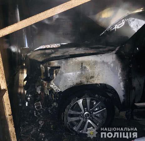 Неизвестные подожгли иномарку на поселке Котовского (фото)