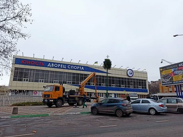 Праздник к нам приходит: в Черноморске устанавливают главную ёлку города