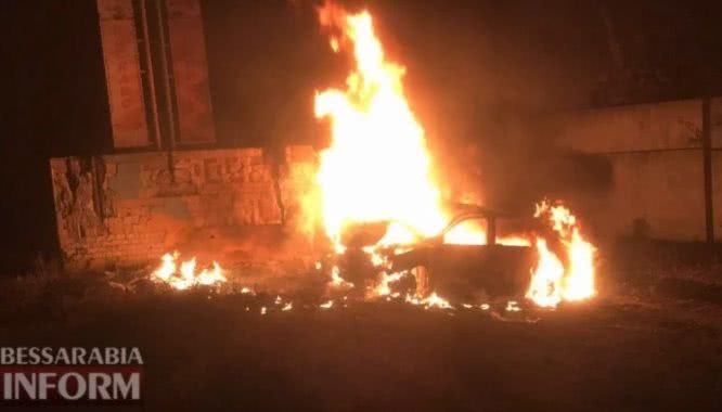 «Взрывное» ДТП на Фонтане: автомобиль врезался в дерево и вспыхнул (ВИДЕО)