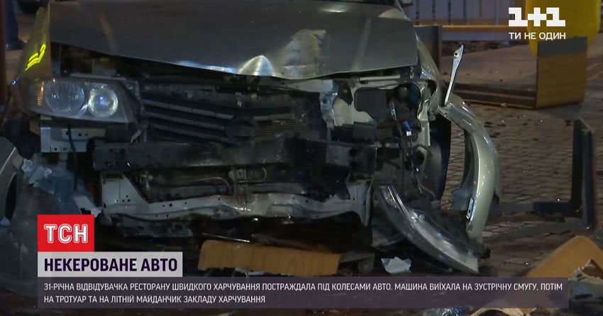 В Одесі автівка влетіла на літній майданчик ресторану – є потерпілі