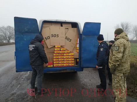 На границе Одесской области остановлен 20-летний водитель, перевозивший клей без документов