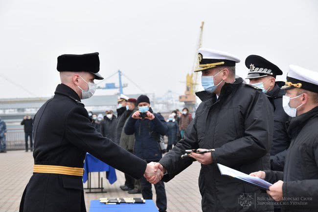 В Одессе 45 курсантов Института ВМС Украины получили офицерские погоны и кортики 08