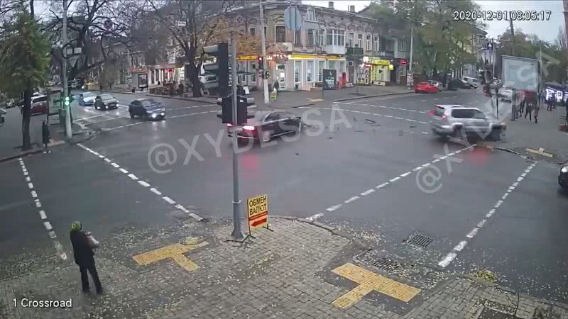У центрі Одеси зіткнулися дві автівки: водій позашляховика збив світлофор та протаранив будівлю
