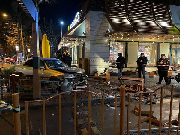 В Одессе авто на скорости влетело в McDonald’s и сбило девушку. Фото и видео