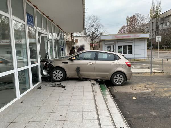 В Измаиле автоледи на KIA влетела в здание горполиклиники