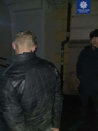 На Еврейской хулиганы ночью били автомобили и витрины магазинов