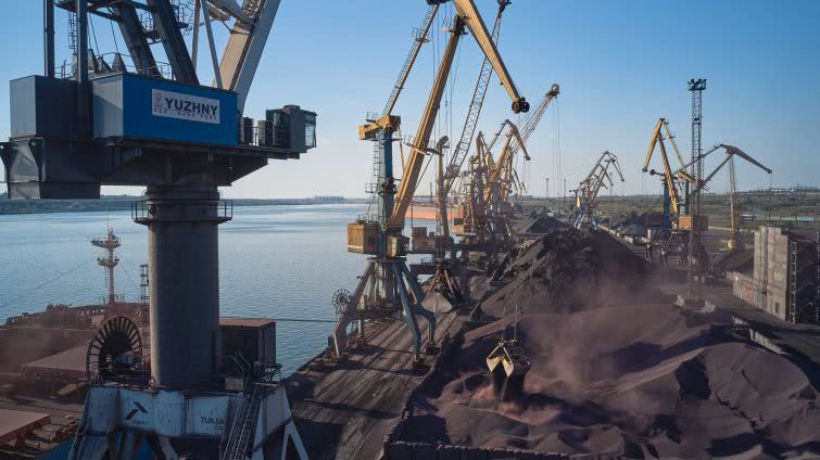 Рекорд: в порту «Южный» перевалили 18 млн тонн груза за год