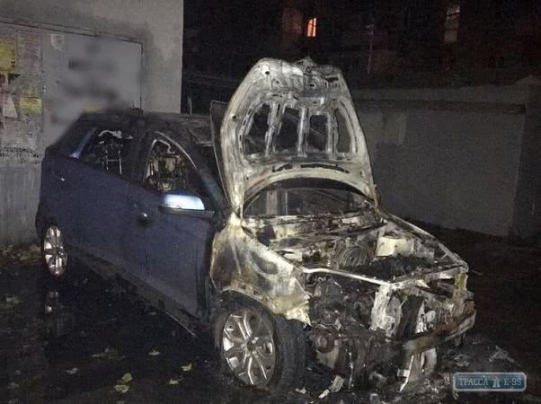Вночі в Одесі спалили автомобіль