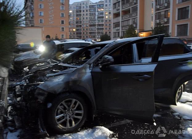 В Одессе открытым пламенем горели автомобили на стоянке (фото)