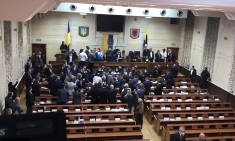 В Одессе на 8-часовой сессии облсовета дерутся депутаты. ВИДЕО