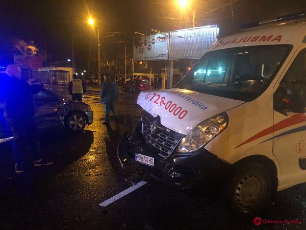 Автомобиль скорой помощи попал в ДТП в Одессе (фото)