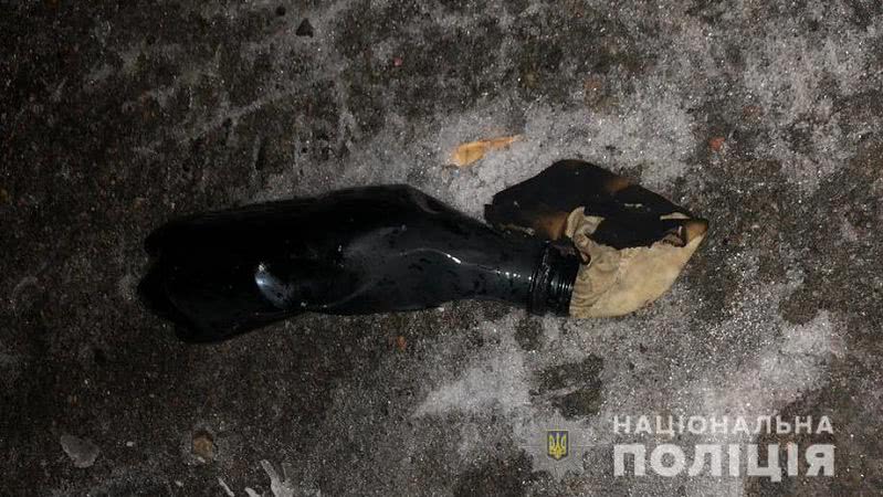 У центрі Одеси в авто на парковці кинули «коктейль Молотова»