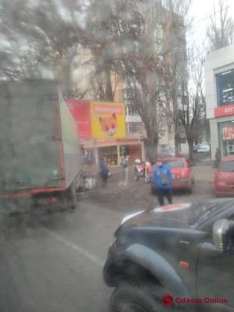 На Академика Филатова столкнулись грузовик и мотоцикл