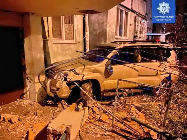 На Черемушках пьяный водитель убегал от полиции и врезался в дом (фото, видео)