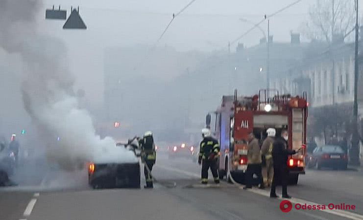 В центре Одессы загорелась легковушка