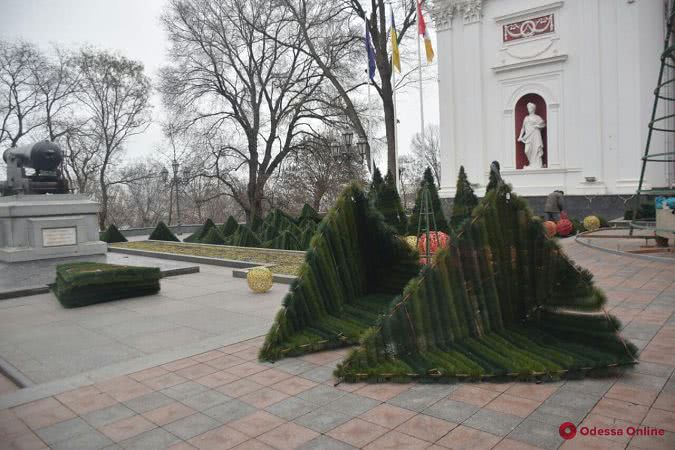 Возле Одесской мэрии устанавливают главную елку (фото)