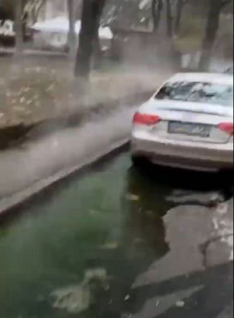 Авария в Одессе: по улице потекла окрашенная вода (видео)