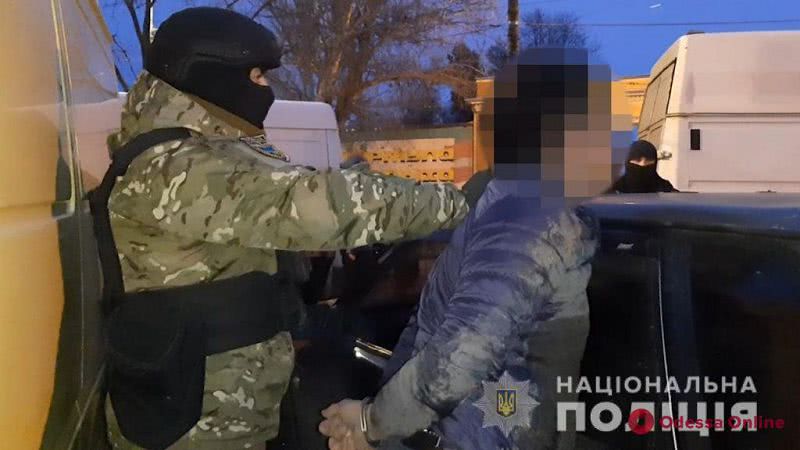 Угрожал убить одессита и его семью: полицейские задержали иностранца за вымогательство