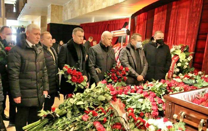 Труханов и одесские депутаты уехали в Харьков на похороны Кернеса