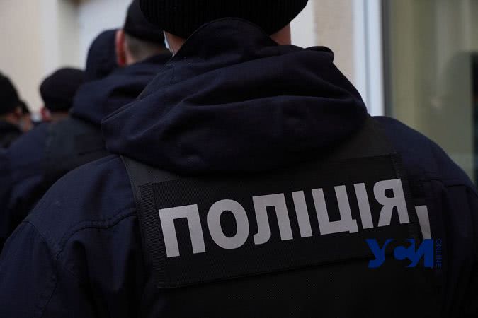 Повалили на землю и ограбили: трое подростков напали на одесситку (фото)