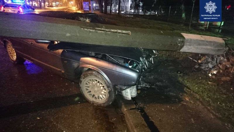 Утром в Одессе автомобиль ударил столб, который потом упал на него и перегородил дорогу. Фото